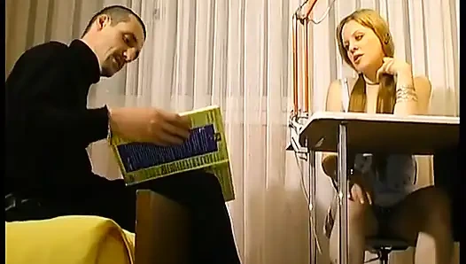 Студент шпипит двух ее репетиторов.