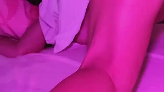 Cewek sange ini lagi asik muasin lubang pantatnya pakai mainan seks baru - solo anal