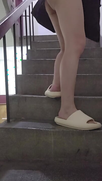 Shemale Ting xuan s vibratorom umetnutim u stubište.