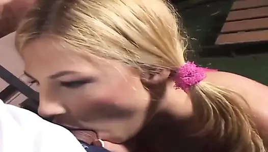 Blondes hottie sabbert auf pulsierenden schwanz vor intensivem hämmern