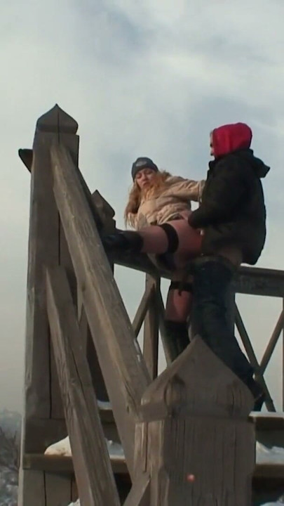 Alt und Jung ficken im Schnee | Clip 1