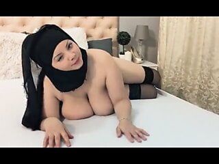 Грудастая скрытая камера в хиджабе наконец-то показывает свои большие сиськи