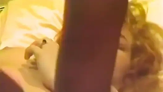 Блондинка с большими сиськами принимает жесткий член внутрь