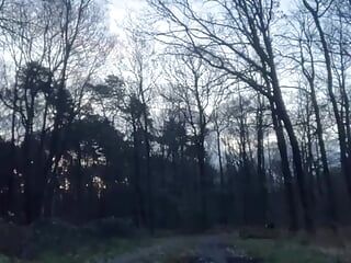 Klädd med en skinnkjol i skogen