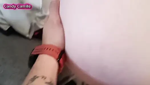 Suami menonton istrinya bermain dengan penis pria perawan