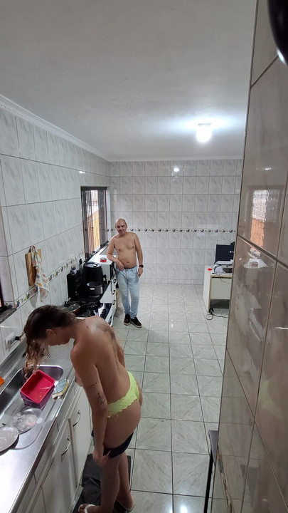 Empregada tira a roupa e aceita um facial para extra. | Clipe 1