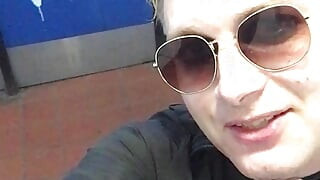 Efeminat Jes Brinch futai cu vibrator public la toaletă