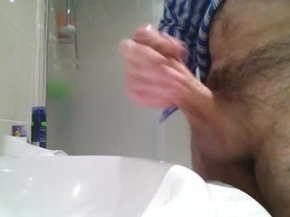 Pancutan air mani di bilik mandi, lebih putih daripada sebelumnya. Menikmati
