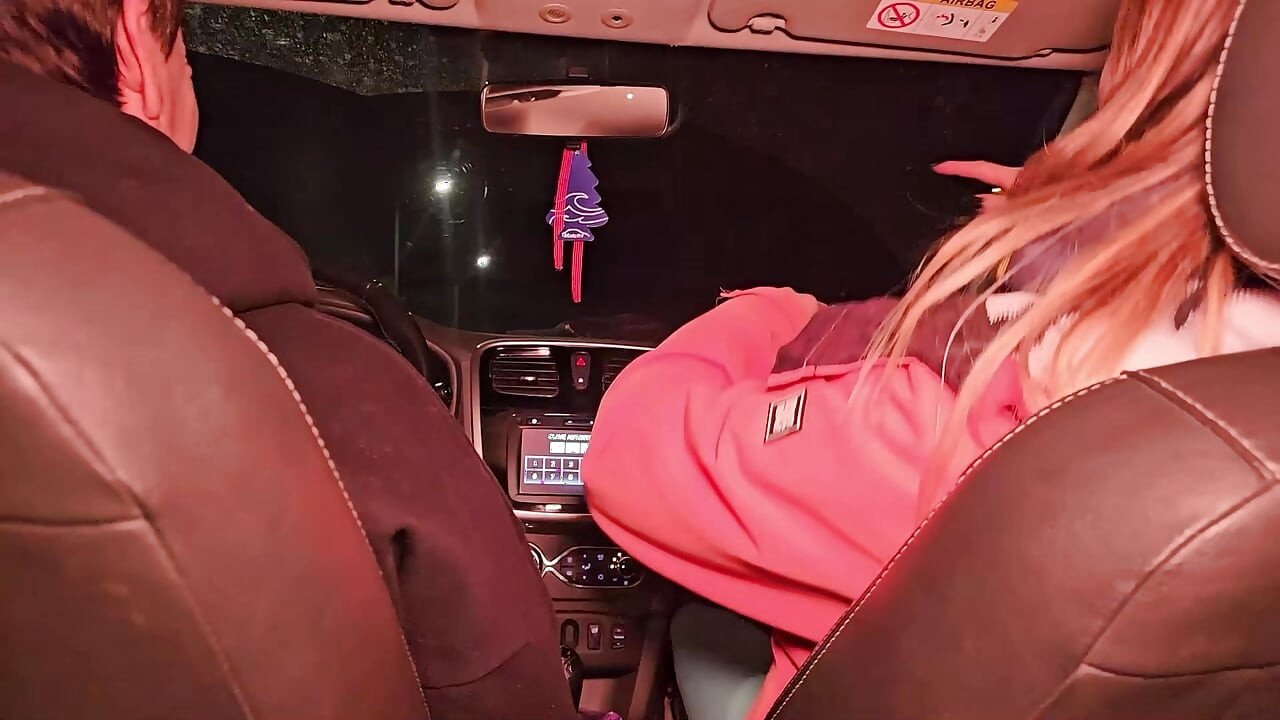 Una doble mamada en el auto de mi amiga, chicas sucias y morbosas