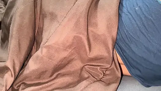 Geceyi yalnız geçirmek istemiyorum! Büyük götlü fahişe üvey anne üvey oğlunu sikiyor