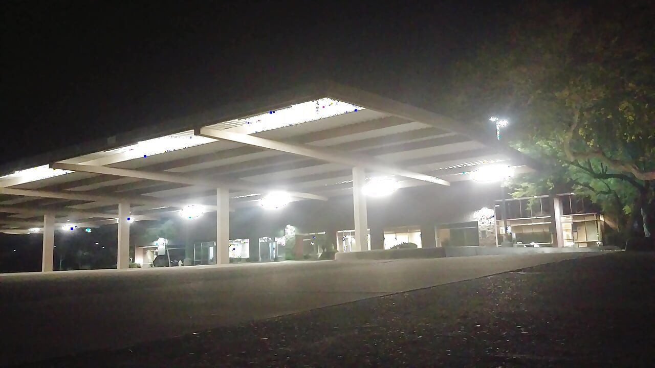 Sexo arriesgado en un estacionamiento vacío!