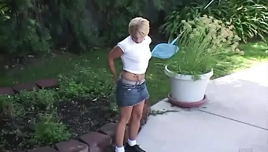 Sarışın iki canavar yarağı emiyor ve sonra her iki delikten sert sikiliyor