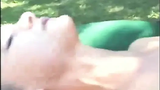 Genç sarışın açık havada amına kalın bir yarak almak için bacaklarını geniş açıyor