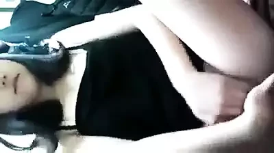A kanos pinay imád a puncijával játszani, hogy kanos legyen