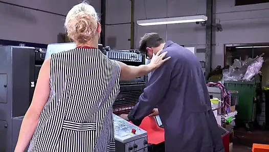 File çoraplı ve topuklu büyük memeli sarışın orta yaşlı seksi kadın için işte yüze boşalma