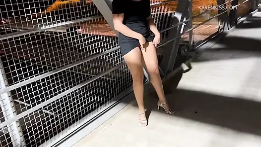 Fucking bareback in the dark street