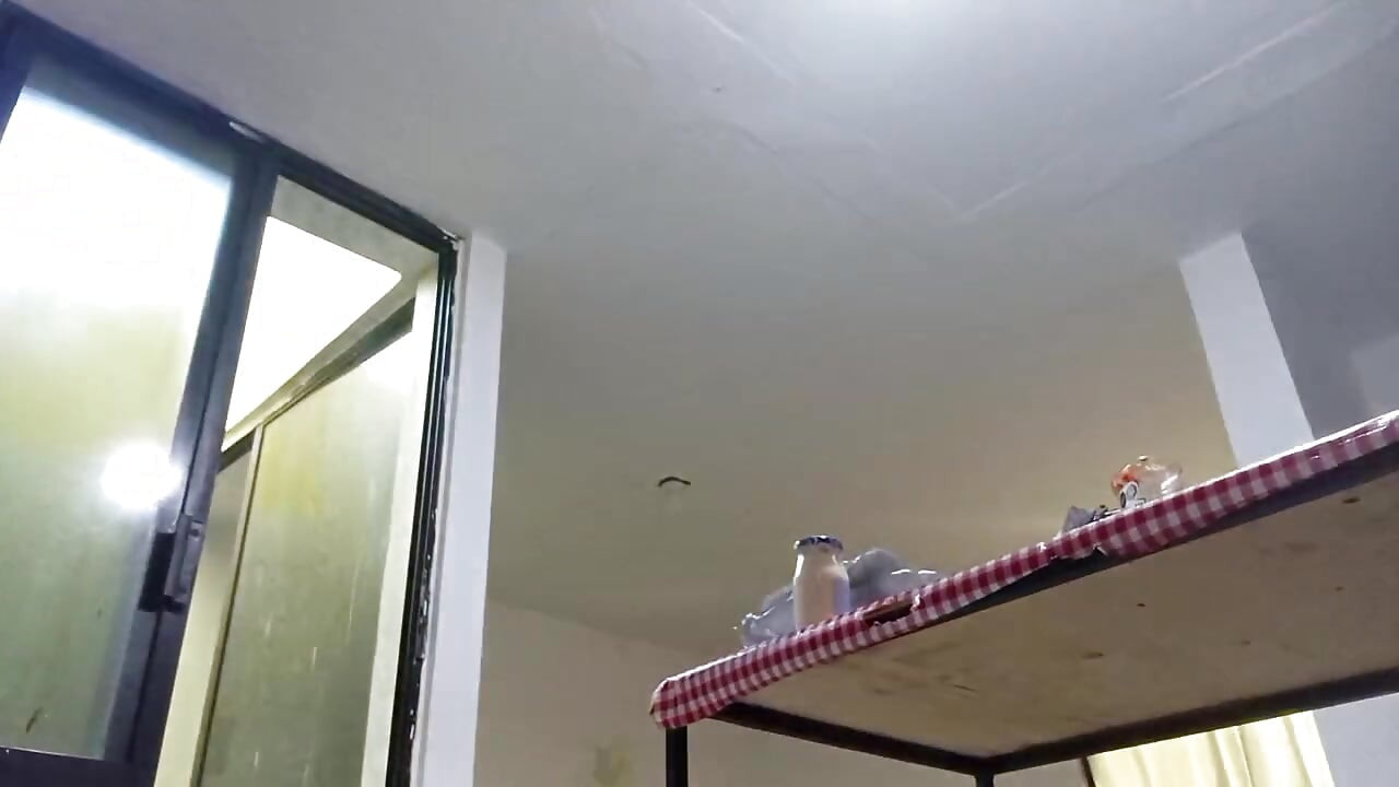 She sends me a video while she walks in the kitchen in a cachetero