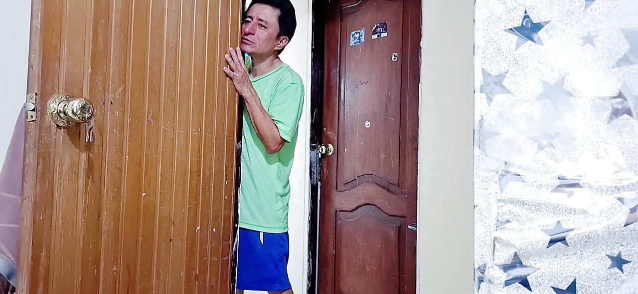 Îmi găsesc frumoasa și țâțoasa fiică vitregă în cameră și o fut