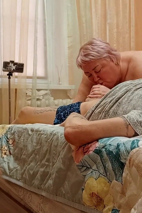 La boca de mi suegra hace que mi polla se corra