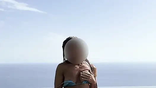 Istri mungil ini lagi asik mainin pantat dan seks anal di pinggir kolam renang
