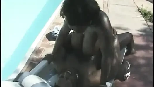 Schwarze hure mit riesigen brüsten, bedeckt mit gepeitschter sahne und dann mit bbc gefickt