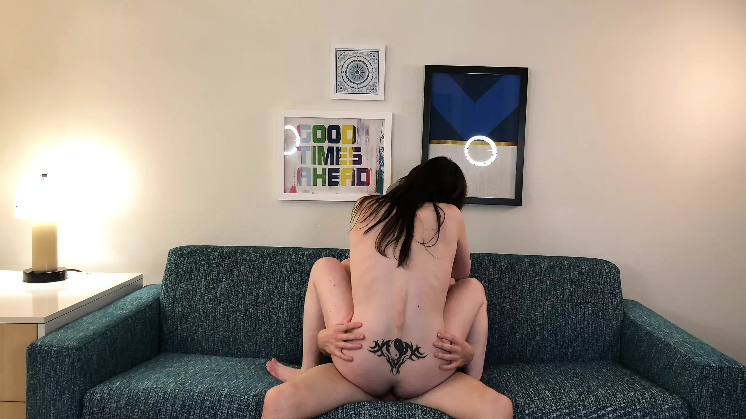 Une petite beauté trans se fait baiser en amazone