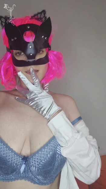 जब मैं हस्तमैथुन करती हूं तो मेरे प्राकृतिक स्तन और किटी मास्क आपको बहकाने दो