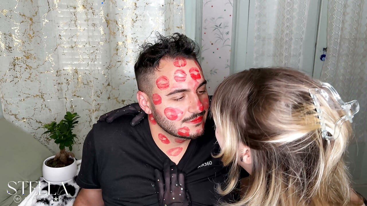 赤い口紅のキスが顔全体を覆っている