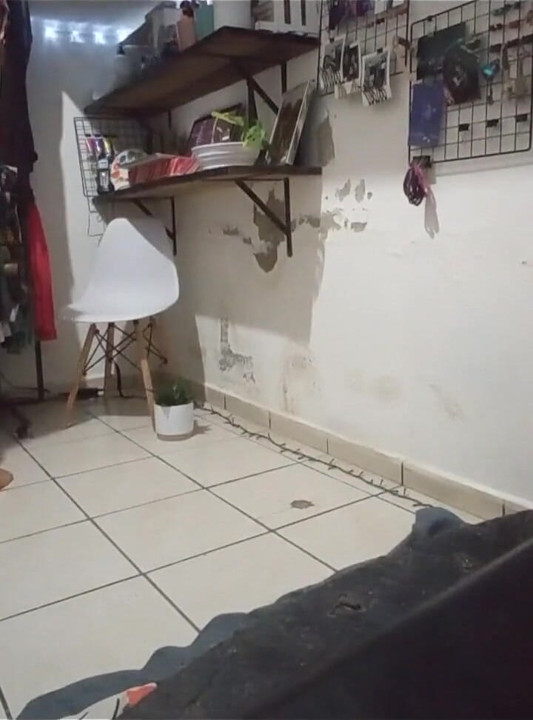 Rabuda morena mexicana dobrando roupas em fio dental