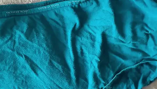 Karısının külotına boşalma 19