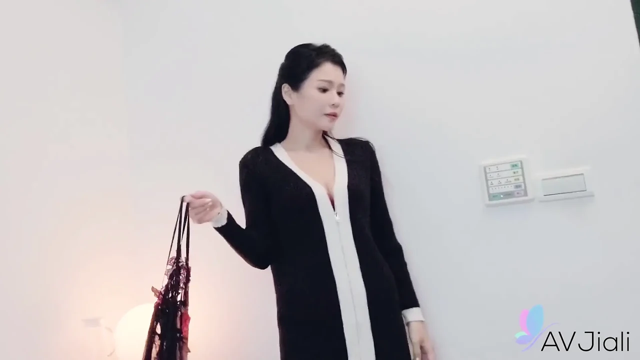 Xian’erai Is a Horny Sugarmommy Who Loves Young Men