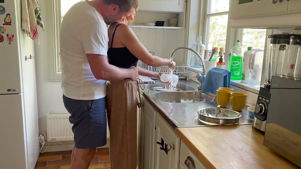 Marido Fica Com Tesão Assistindo Esposa MILF Gostosa Lavando a Louça, Leva-a De Behing E Dá Sua Carga