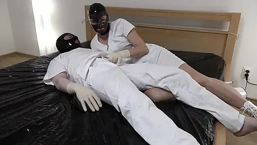 Doktor meslektaşını tadına baktı, ona sprey mi verildi?