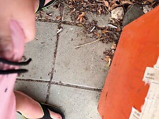 Masturbando-se na estação de ônibus depois de se bronzear