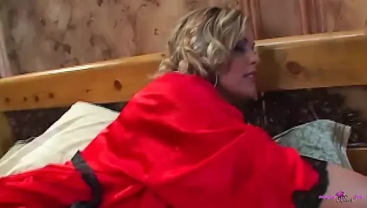 Eine erstaunliche und vollbusige blonde tussi wurde von einem massiven schwarzen Schlong auf dem bett gebohrt