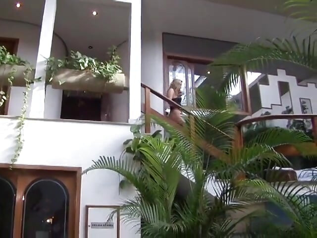 Si blonde Latina dengan tetek gemuk digerudi pantatnya di luar rumah