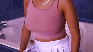 मेरी सौतेली बहन मेरे कमरे में घुसती है और मुझे नग्न देखती है