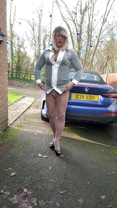 Travestit sexy Kellycd2022 în ciorapi gri și tocuri