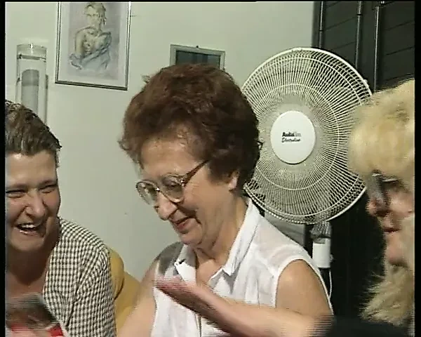 Kaum zu glauben, Omas die Strip Poker spielen + sich lecken