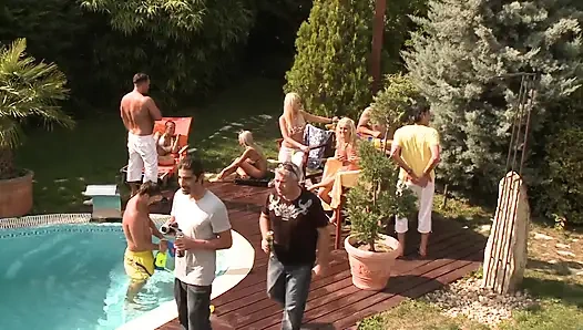 Wilde Pool-party-orgie Mit Blondinen, Die Große Schwänze Lutschen