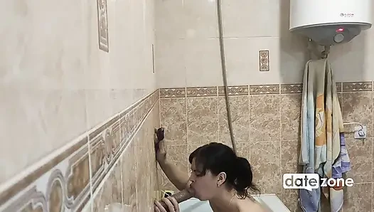 Скучая подруга мастурбирует в ванной