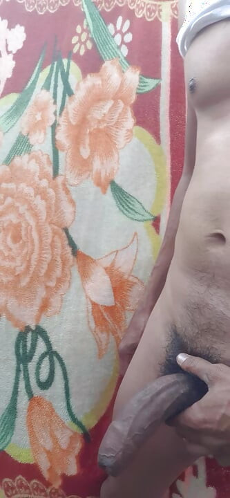 Kıllı yarak elle muamele siyah büyük Hintli adam sikişiyor standi