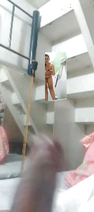 Panggilan video seks ke istriku. Dia sedang bekerja