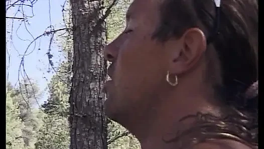 Cewek semok amatir ini dicrot di muka banyak banget di hutan