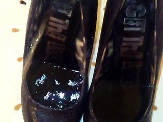 Обувью подглядывающей обуви каблуков подглядывающей обуви