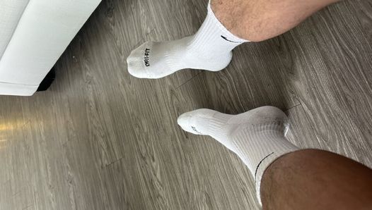 Calzino Jock che rimuove le scarpe dopo una lunga giornata di lavoro di 8