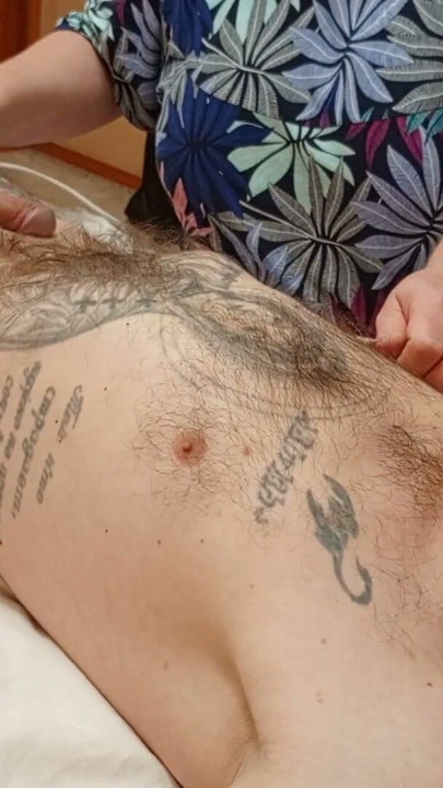 Kayınvalide sırt masajı yaptı ve penis masajı ve mastürbasyonla bitirdi | Klip 1