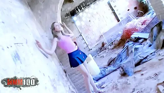 Яиза Дель Мар: возбужденная молодая блондинка Yaiza Del Mar делает стриптиз в заброшенном доме