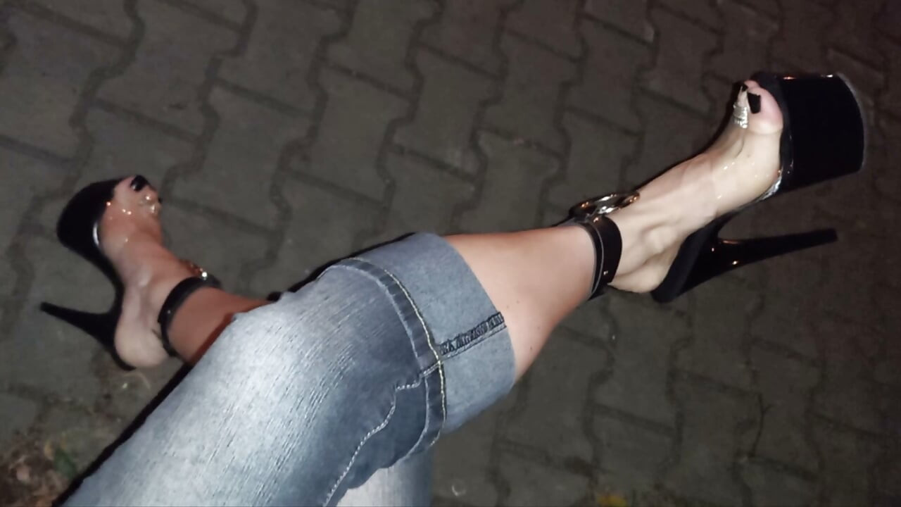 Crossdresser in Heels & Ankle Rings
