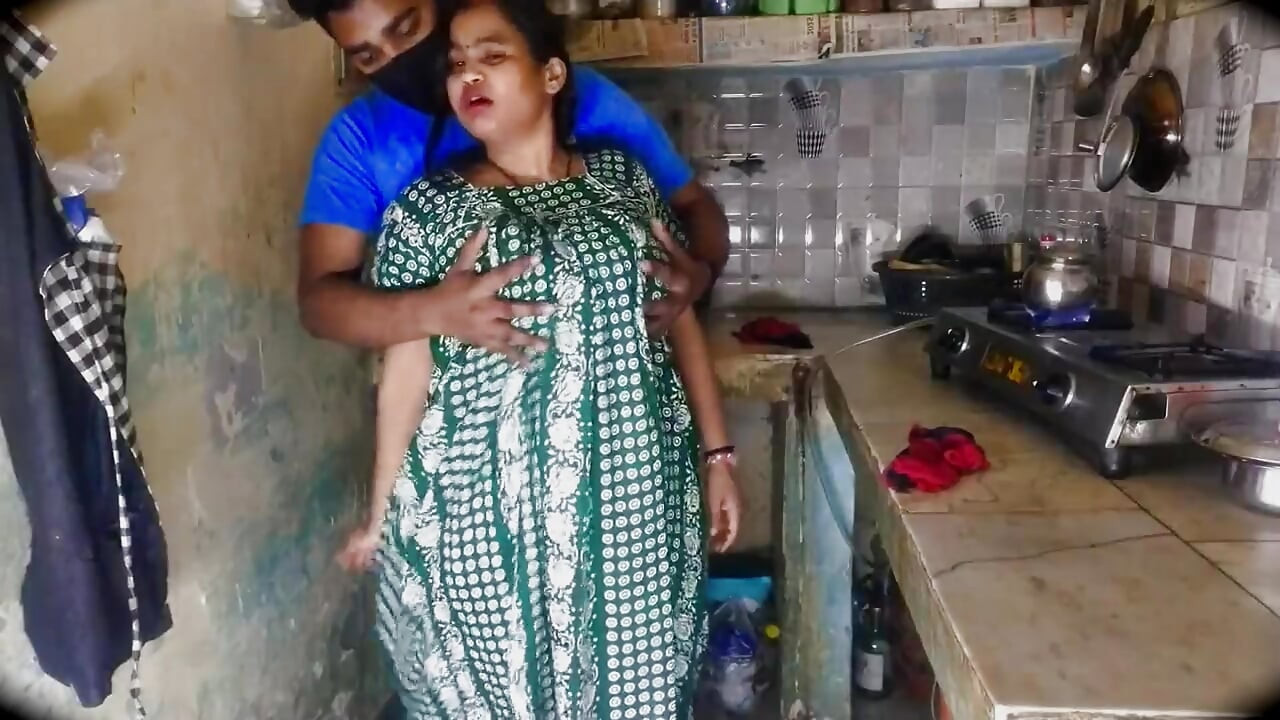 Bhabhi desi cu sâni mari, provocare cu decolteu în bucătărie, fete indiene din sate expuse, video hindi fierbinte